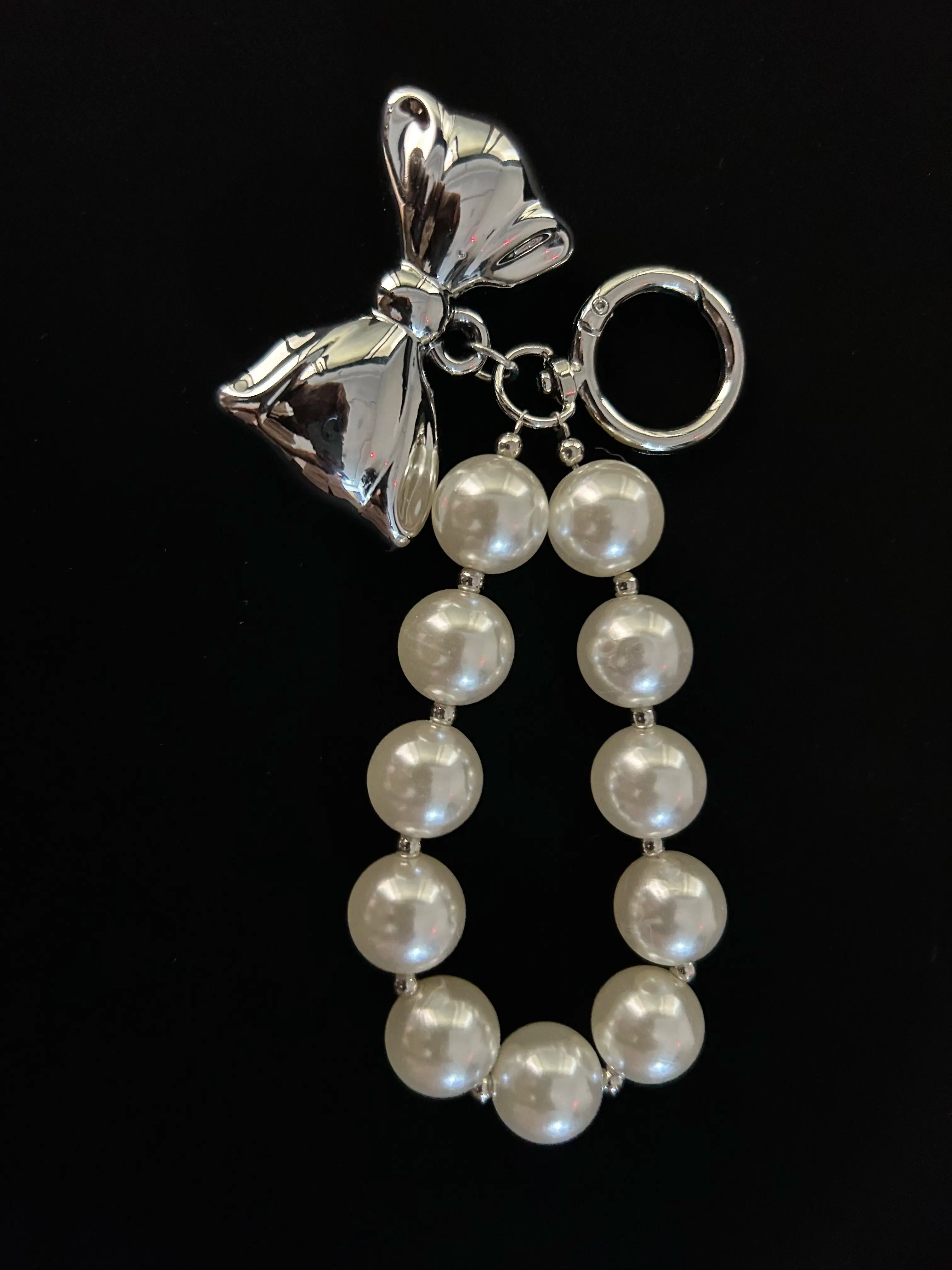 In Voguish Pearl Elegance Bow Charm