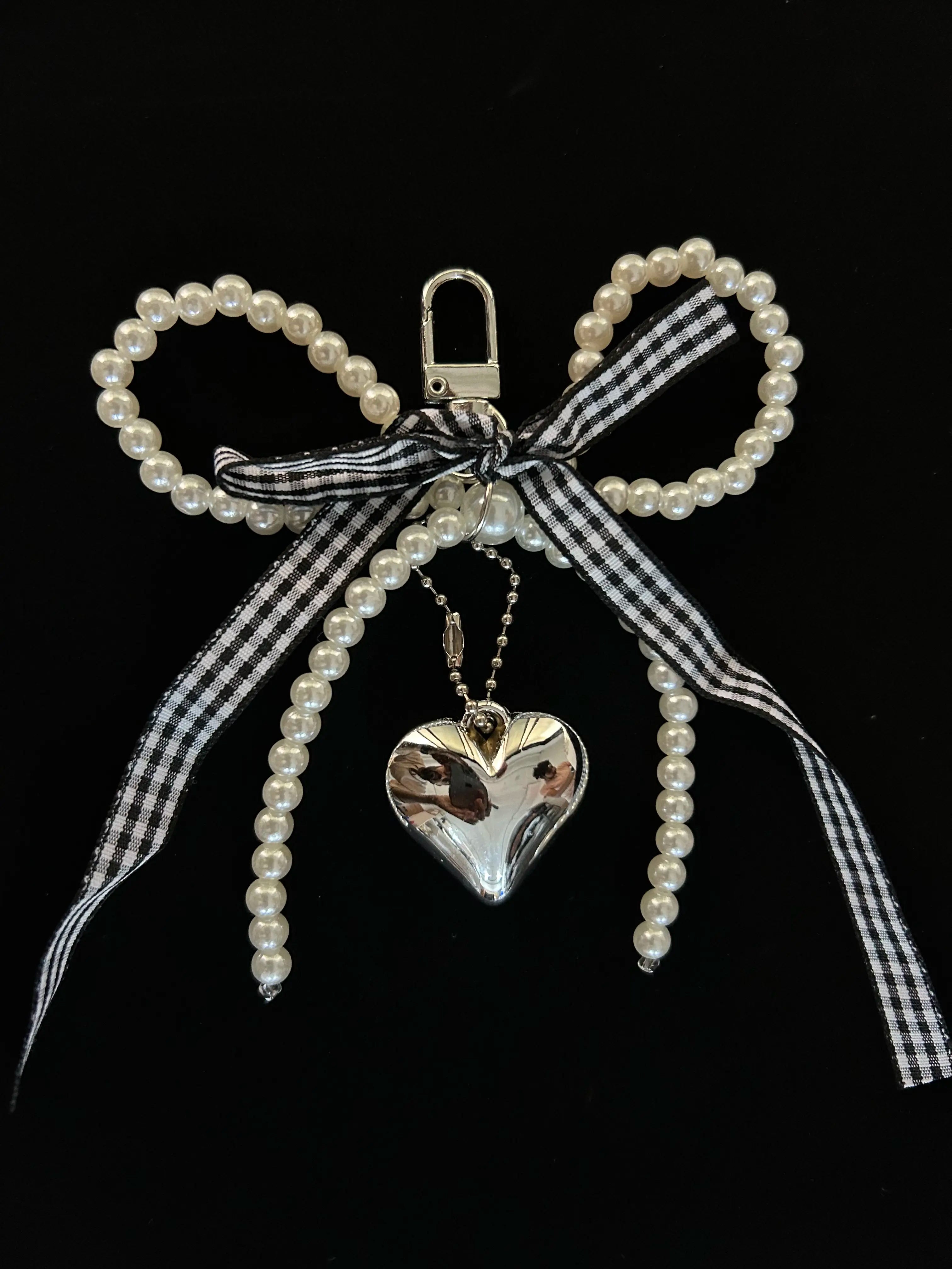 In Voguish Midnight Bow Heart Charm